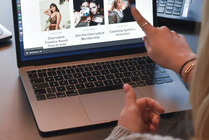 Gründerin arbeitet am Laptop an ihrer Website